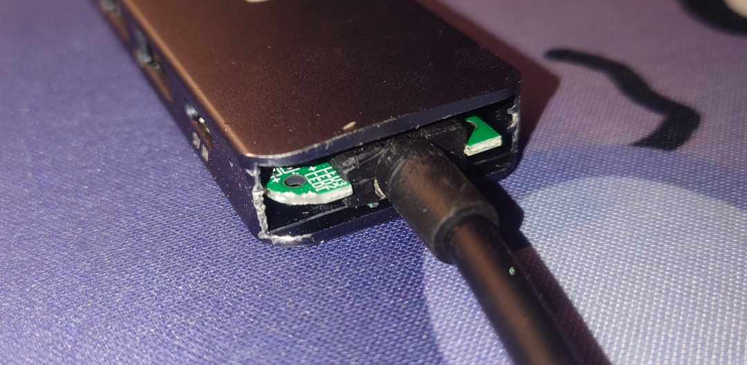 从俩个边缘用钳子把塑料抠掉