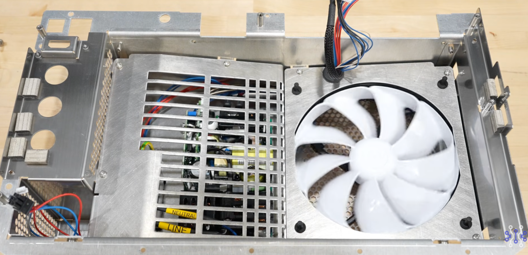 在背后是一个巨大的风扇用来给开关电源散热