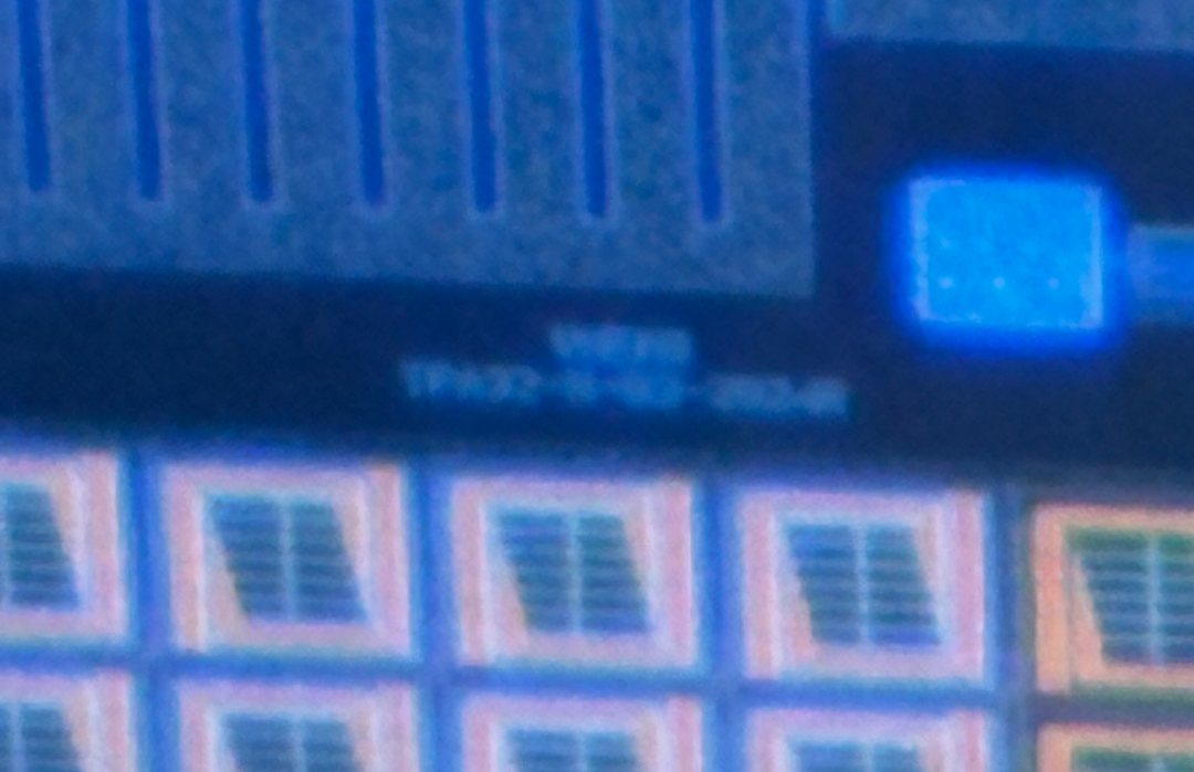 上面会有设计者独特的 Logo