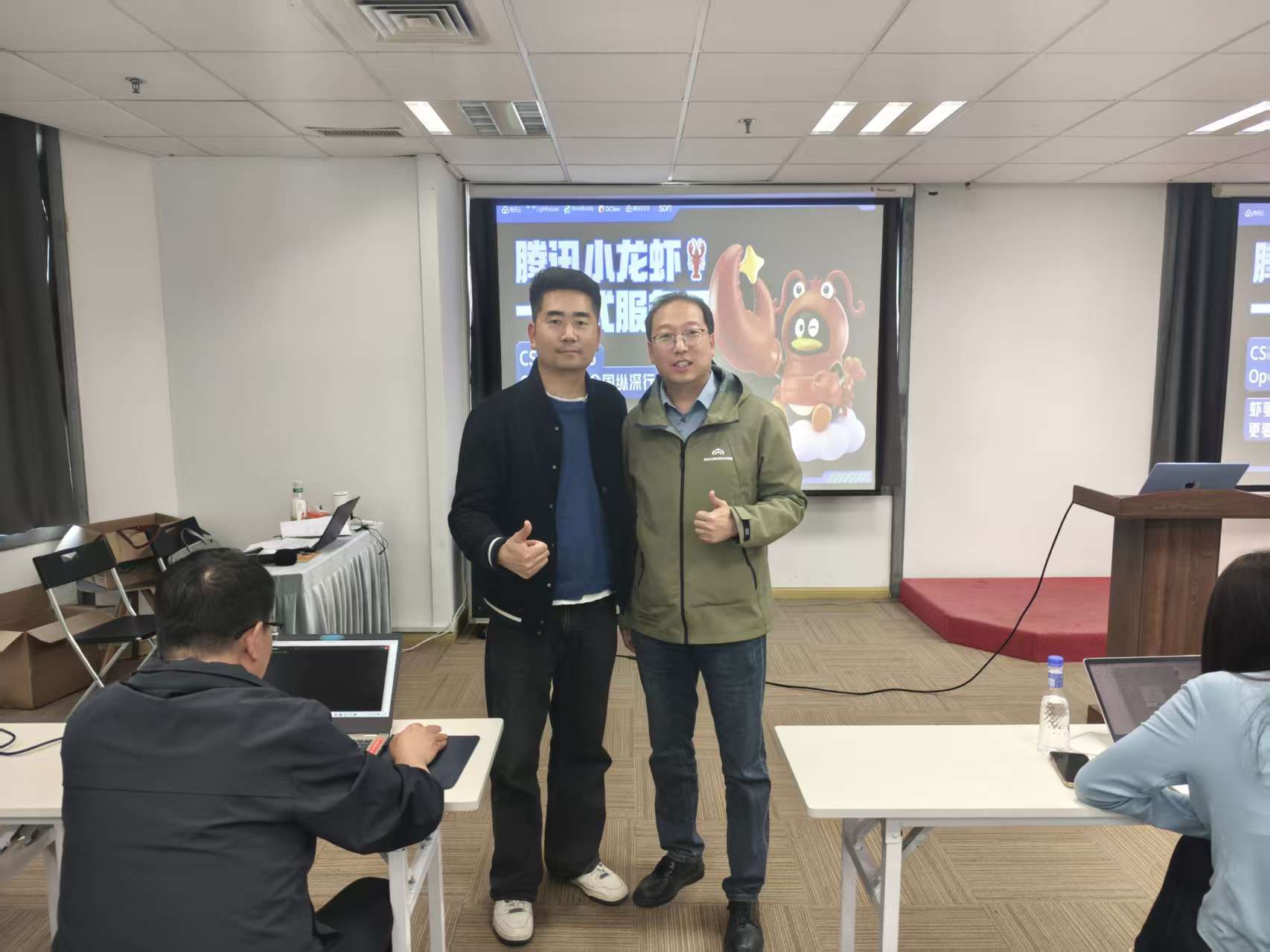 两位同盟成员撑起了整个活动演讲