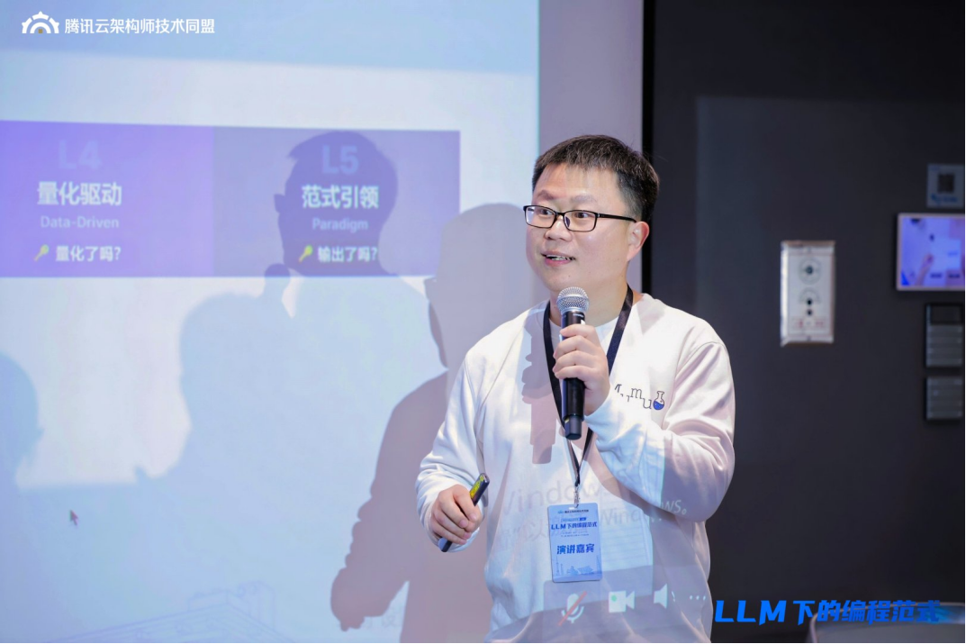 吕吕昭波主题演讲:《从Vibe Coding 到 Spec Coding,直面企业级 AI Coding 的复杂场景》