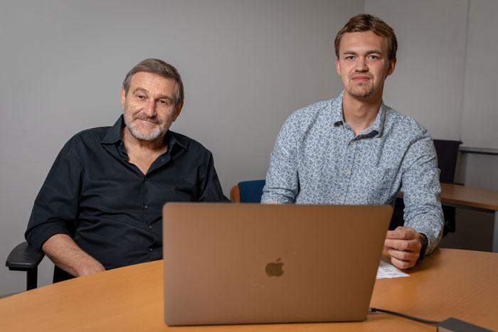 图1.Pavel Pevzner(左) 和 Mikhail Kolmogorov(右)