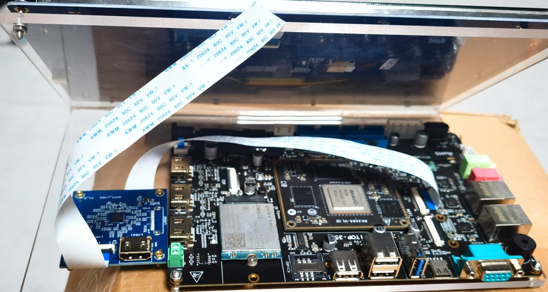 笔者是10寸屏幕，带转接板。