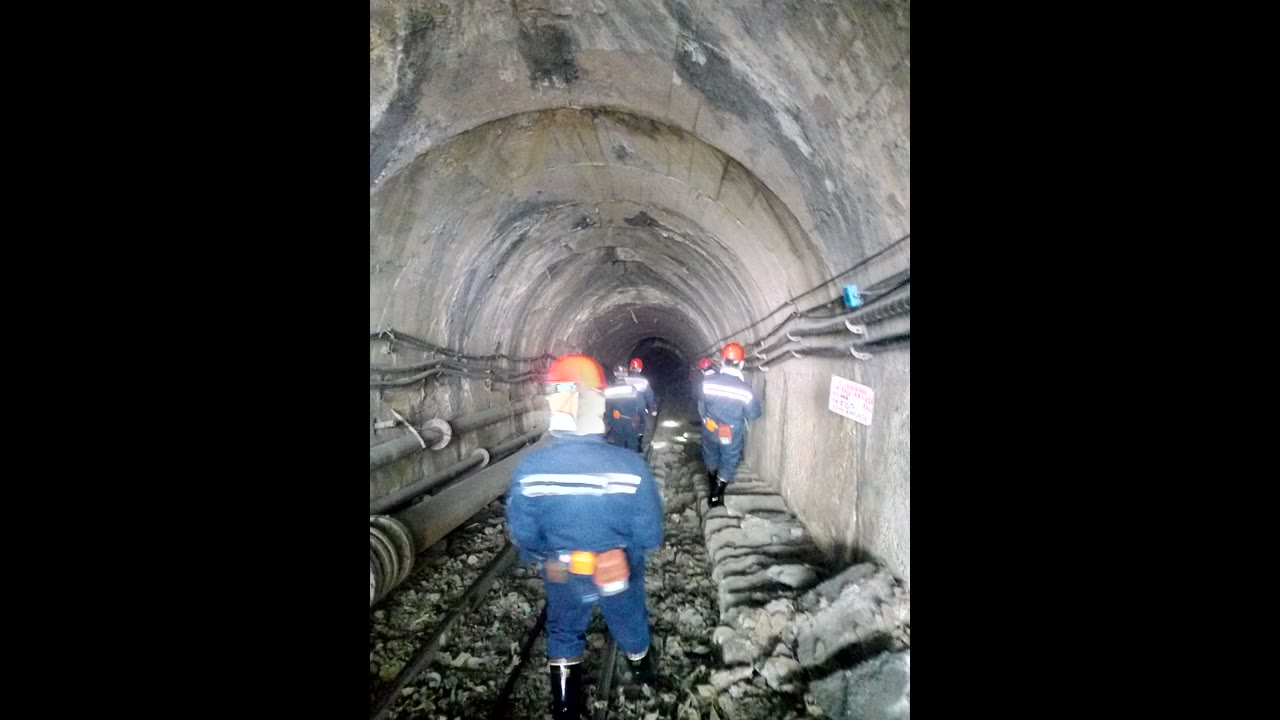 矿工在隧道通道中行进的典型场景