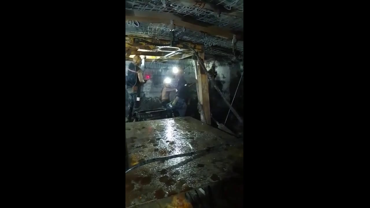 煤矿井下低光照环境中的矿工作业场景