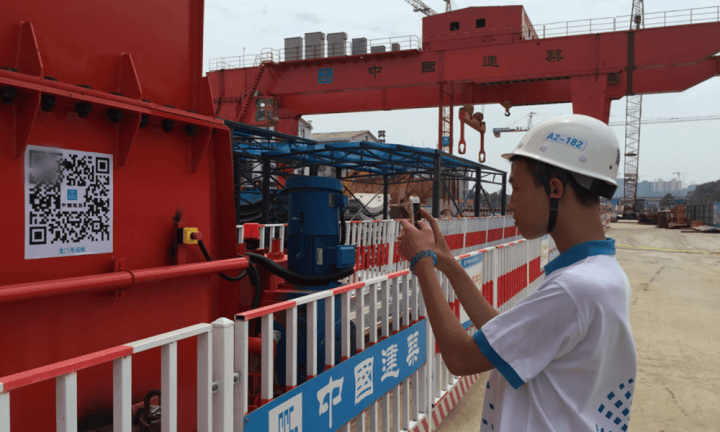 工作人员正在扫码进行巡检