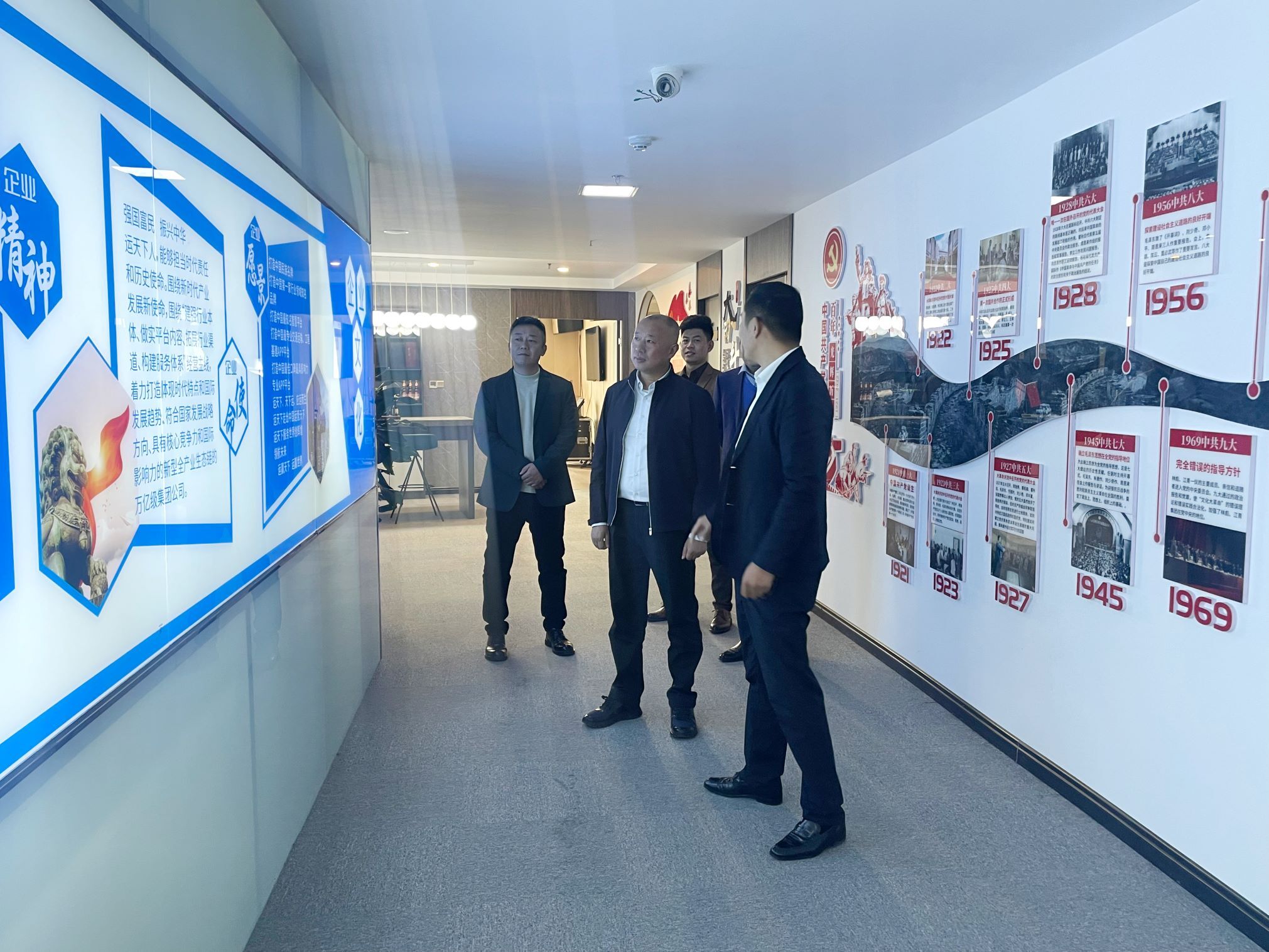 公司董事长张言对各位领导的到来表示热烈欢迎,并汇报了创建全球